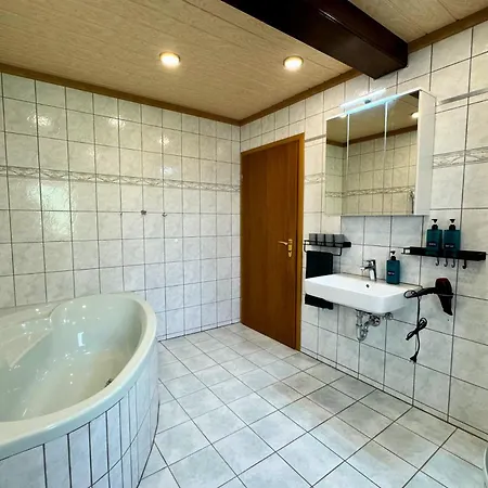 Mit Whirlpool, Garten Und Grosser Terrasse Ruhig Privat *