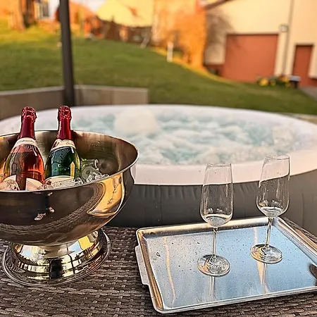 Mit Whirlpool, Garten Und Grosser Terrasse Ruhig Privat بيت للعطل Herbstein